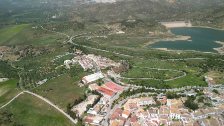 Foto de Vista aérea de Zahara de la Sierra, Andalucía. Sur de España. - Imagen libre de derechos