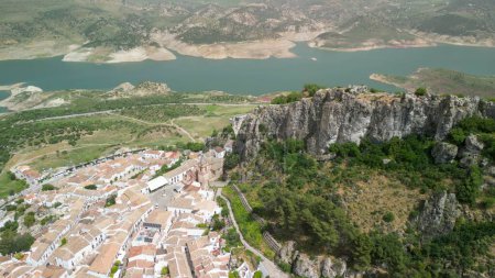 Luftaufnahme von Zahara de la Sierra, Andalusien. Südspanien.