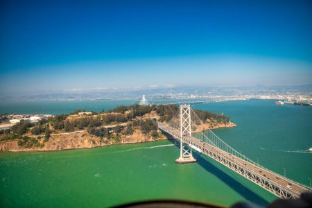 Luftaufnahme der Bay Bridge in San Francisco an einem sonnigen Tag, Kalifornien.