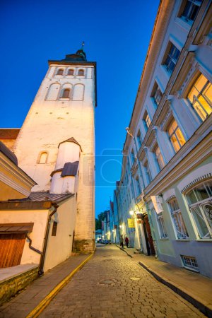 Foto de Tallin, Estonia - 14 de julio de 2017: Calles y edificios medievales de Tallin en una noche de verano. - Imagen libre de derechos