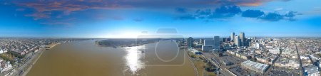 Téléchargez les photos : New Orleans, Louisiana - Panoramic aerial view of cityscape and Mississippi River at sunset. - en image libre de droit