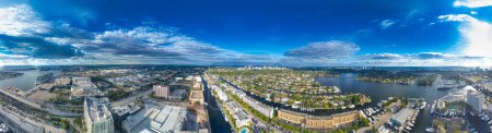 Téléchargez les photos : Fort Lauderdale panoramic aerial view on a beautiful sunny day, Florida. - en image libre de droit