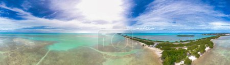 Vegetación y carretera a través de las Islas Keys, Florida vista aérea.