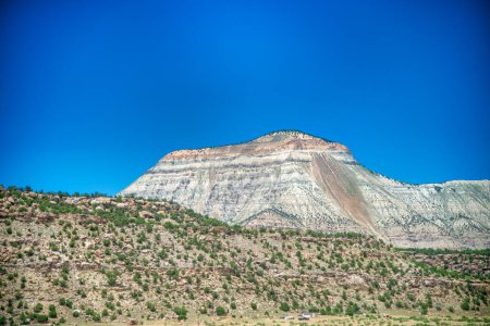 Téléchargez les photos : Belle montagne au milieu d'un Canyon, États-Unis. - en image libre de droit