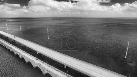 Téléchargez les photos : Little Duck Key, Florida Key. Vue aérienne du pont reliant les îles. - en image libre de droit