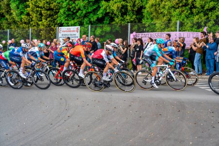Téléchargez les photos : Pontasserchio, Italy - May 9, 2024: The professional cyclists race of the giro d'italia 2024 face the sixth stage in Pontasserchio, Tuscany. - en image libre de droit