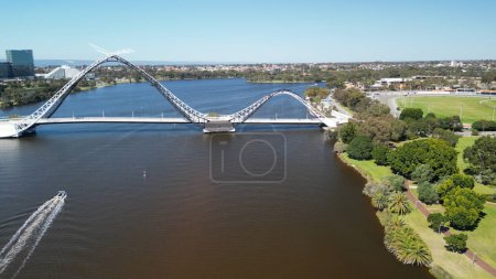 Vista aérea del puente de Matagarup y el río Swan en Perth, Australia