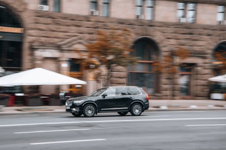 Téléchargez les photos : Ukraine, Kiev - 2 août 2021 : Voiture noire Volvo XC90 circulant dans la rue. Éditorial - en image libre de droit