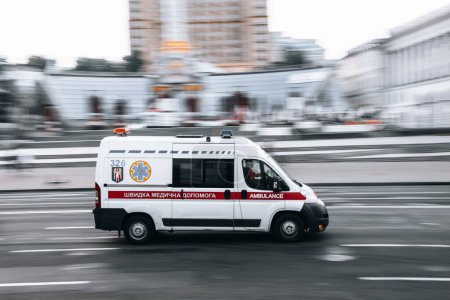 Foto de Ucrania, Kiev - 2 de agosto de 2021: Coche de ambulancia blanco en movimiento en la calle. Editorial - Imagen libre de derechos