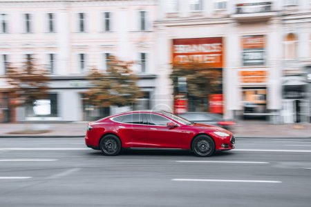 Téléchargez les photos : Ukraine, Kiev - 2 août 2021 : Red TESLA Model S car moving on the street. Éditorial - en image libre de droit