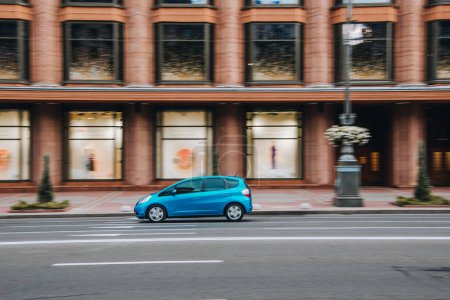 Téléchargez les photos : Ukraine, Kiev - 2 août 2021 : Voiture bleue Honda Jazz se déplaçant dans la rue. Éditorial - en image libre de droit