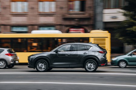 Téléchargez les photos : Ukraine, Kiev - 2 août 2021 : Une Mazda CX noire se déplace dans la rue. Éditorial - en image libre de droit