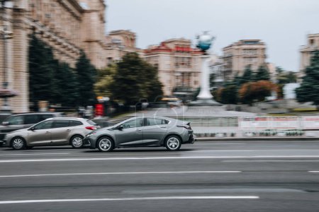 Téléchargez les photos : Ukraine, Kiev - 2 août 2021 : Chevrolet Volt grise se déplaçant dans la rue. Éditorial - en image libre de droit