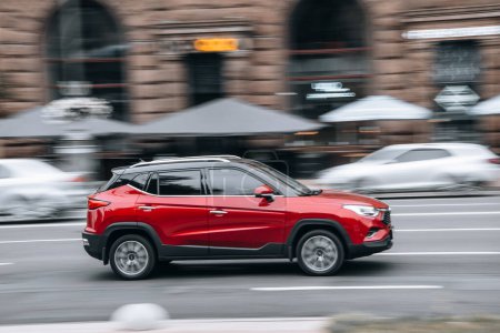 Téléchargez les photos : Ukraine, Kiev - 2 août 2021 : Chevrolet Blazer rouge se déplace dans la rue. Éditorial - en image libre de droit