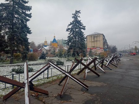 Téléchargez les photos : Kiev, Ukraine - 17 novembre 2022 : Église orthodoxe avec des constructions anti-char hérisson tchèque - en image libre de droit
