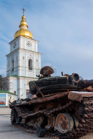 Téléchargez les photos : KYIV UKRAINE - 07 JANUARY 2023: Captured russian tank and other destroyed military vehicles during Russian invasion of Ukraine in 2022. St Michael's Golden-Domed Monastery on background. Editorial - en image libre de droit