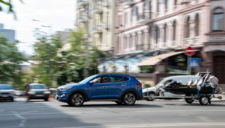 Foto de Ukraine, Kyiv - 2 August 2021: Blue Hyundai Tucson car moving on the street. Editorial - Imagen libre de derechos