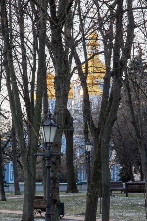 Téléchargez les photos : KYIV UKRAINE - 07 JANUARY 2023: Park Volodymirska Girka (Mountain of Volodymir) with St Michael's Golden-Domed Monastery on background. Editorial - en image libre de droit