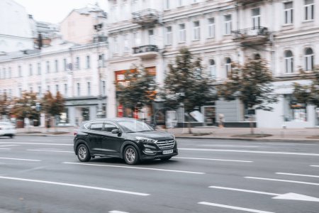 Téléchargez les photos : Ukraine, Kyiv - 2 August 2021: Black Hyundai Tucson car moving on the street. Editorial - en image libre de droit