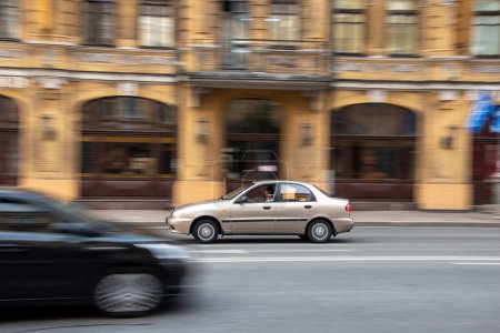 Téléchargez les photos : Ukraine, Kyiv - 2 August 2021: Beige ZAZ Sens car moving on the street. Editorial - en image libre de droit