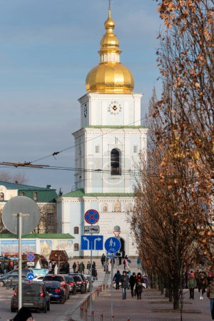 Foto de KYIV UKRAINE 07 JANUARY 2023: St. Michael's cathedral in Kyiv. Editorial - Imagen libre de derechos