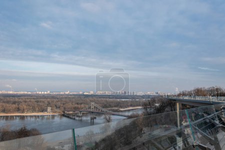 Foto de KYIV UKRAINE - 07 JANUARY 2023: Classic panoramic view of Kyiv and Dniper river from Glass Bridge. Editorial - Imagen libre de derechos