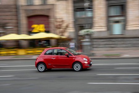 Foto de Ukraine, Kyiv - 2 August 2021: Red FIAT 500 car moving on the street. Editorial - Imagen libre de derechos