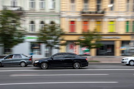 Foto de Ucrania, Kiev - 2 de agosto de 2021: Volkswagen Passat negro en movimiento en la calle. Editorial - Imagen libre de derechos