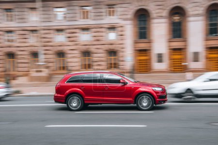 Téléchargez les photos : Ukraine, Kiev - 2 août 2021 : Audi Q7 rouge se déplace dans la rue. Éditorial - en image libre de droit