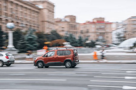 Téléchargez les photos : Ukraine, Kiev - 2 août 2021 : Voiture Red Peugeot Rifter circulant dans la rue. Éditorial - en image libre de droit