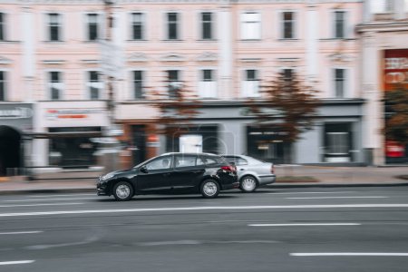 Téléchargez les photos : Ukraine, Kiev - 2 août 2021 : Noir Autre voiture se déplaçant dans la rue. Éditorial - en image libre de droit