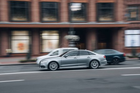 Téléchargez les photos : Ukraine, Kiev - 2 août 2021 : Audi A6 en argent se déplaçant dans la rue. Éditorial - en image libre de droit