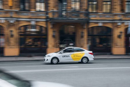 Téléchargez les photos : Ukraine, Kiev - 2 août 2021 : White Uklon Taxi Hyundai Solaris se déplaçant dans la rue. Éditorial - en image libre de droit