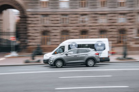 Foto de Ucrania, Kiev - 2 de agosto de 2021: Coche Hyundai Tucson plateado en movimiento en la calle. Editorial - Imagen libre de derechos