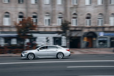 Téléchargez les photos : Ukraine, Kiev - 2 août 2021 : Toyota Avalon grise se déplaçant dans la rue. Éditorial - en image libre de droit