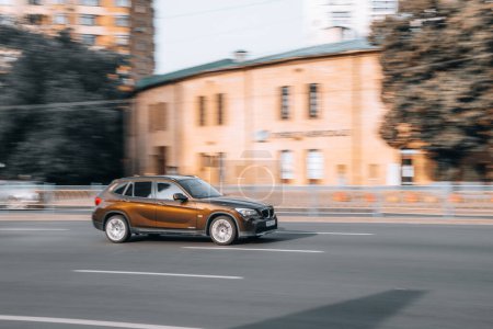 Téléchargez les photos : Ukraine, Kiev - 16 juillet 2021 : BMW X1 brune se déplaçant dans la rue. Éditorial - en image libre de droit
