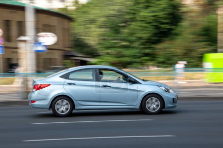 Téléchargez les photos : Ukraine, Kiev - 16 juillet 2021 : Hyundai Solaris bleu clair se déplaçant dans la rue. Éditorial - en image libre de droit