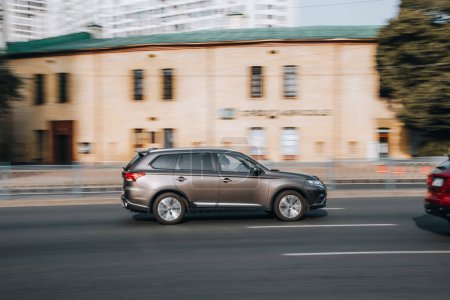 Téléchargez les photos : Ukraine, Kiev - 16 juillet 2021 : voiture Brown Mitsubishi Outlander se déplaçant dans la rue. Éditorial - en image libre de droit