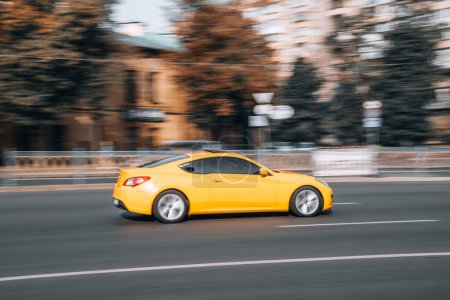 Foto de Ucrania, Kiev - 16 de julio de 2021: Coche Hyundai Genesis Coupe amarillo en movimiento en la calle. Editorial - Imagen libre de derechos