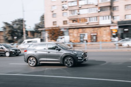 Foto de Ucrania, Kiev - 16 Jule 2021: Gray Hyundai Tucson coche en movimiento en la calle. Editorial - Imagen libre de derechos