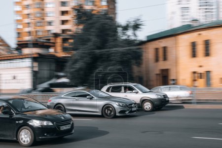 Téléchargez les photos : Ukraine, Kiev - 16 juillet 2021 : Argent Autre voiture circulant dans la rue. Éditorial - en image libre de droit
