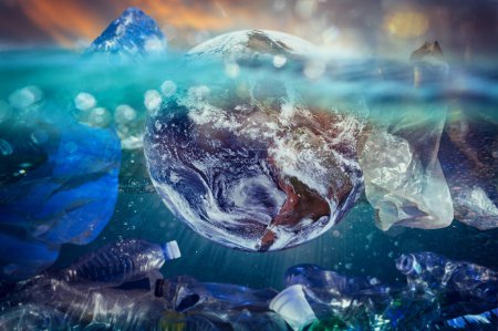 Téléchargez les photos : La Terre flotte dans l'océan au milieu du plastique. Monde fourni par la NASA - en image libre de droit