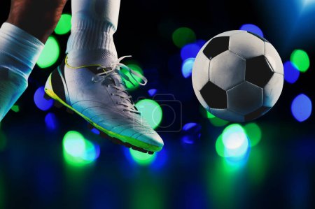 Téléchargez les photos : Joueur de football prêt à donner des coups de pied au ballon de football - en image libre de droit