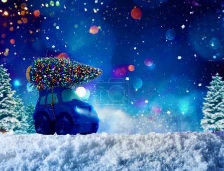 Téléchargez les photos : Arbre de Noël sur le toit d'une voiture jouet - en image libre de droit