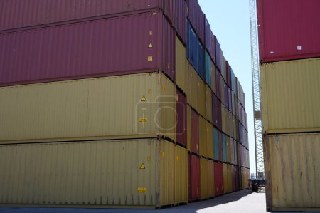 Foto de Depósito de carga en el puerto listo para su envío - Imagen libre de derechos