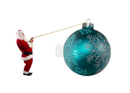 Téléchargez les photos : Père Noël tire une corde pour déplacer une grosse boule de Noël - en image libre de droit