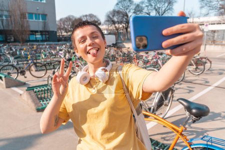 Téléchargez les photos : Femme prend un selfie dans un parking à vélo - en image libre de droit