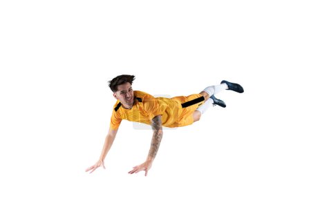 Téléchargez les photos : Joueur d'attaquant de football avec combinaison d'équipe jaune saute - en image libre de droit