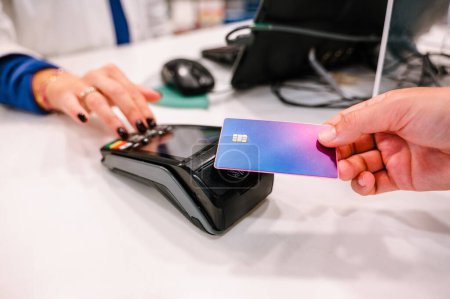Téléchargez les photos : Paiement par carte de crédit et POS dans un magasin - en image libre de droit