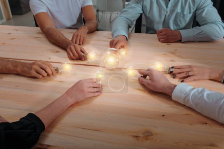 Téléchargez les photos : Business people connect lightbulbs as invention a new idea - en image libre de droit